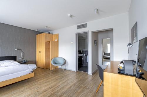 room detail thumbnail 1