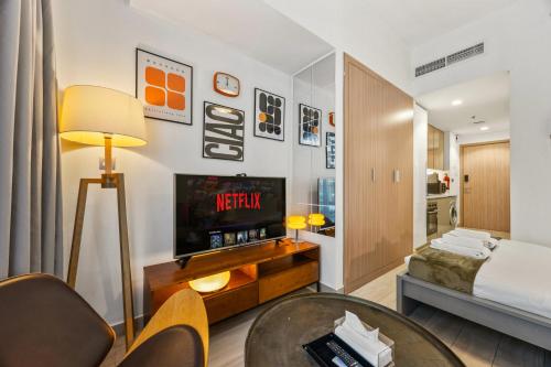 Elite Escape - Stylish Getaway in Azizi Riviera 43, Дубай
