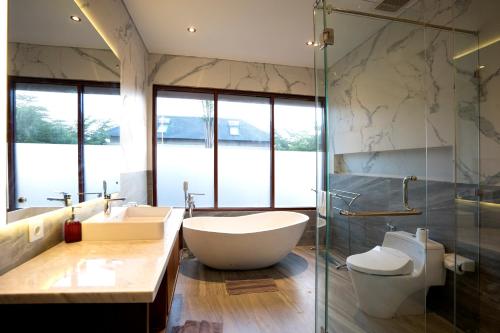 衛浴, 維蘭德拉羅維納飯店 (Villandra Lovina) in 洛維納海灘