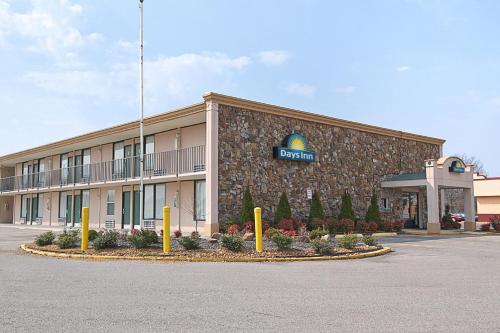 Entrance, Days Inn by Wyndham Martin in Martin (TN)