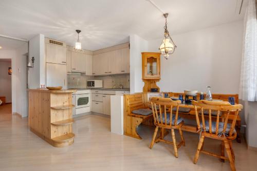 廚房, Panoramic View with Balcony, Fireplace and Parking in 布里恩茨倫策海德