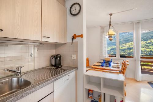 廚房, Panoramic View with Balcony, Fireplace and Parking in 布里恩茨倫策海德