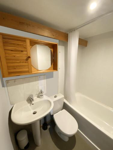 2 double beds, 1 twin bed
