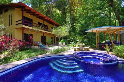 Toucan Villa Family home w Private Pool Garden AC