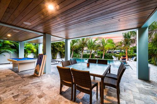 AcquaLuxe - Exquisite 2022 Lux Canal Home w Outdoor Oasis Pool Spa Dock SUP Kayaks Fire Pit in Anna Maria, USA