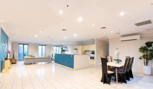 Luxury Penthouse with Natural Light near Flour Eggs Water Tramsheds