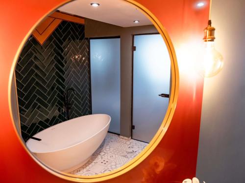 room detail thumbnail 2