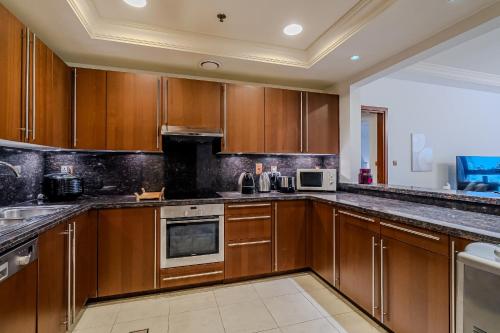 Stylish 2 bedroom apartment with Maid Room I Fairmont South Residence I Palm Jumeirah - image 5