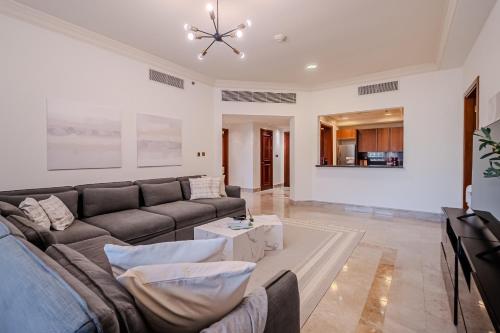 Stylish 2 bedroom apartment with Maid Room I Fairmont South Residence I Palm Jumeirah, Дубай (фото 2)