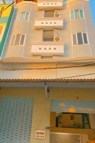 Exterior view, Trung Bảo Hotel in District 11