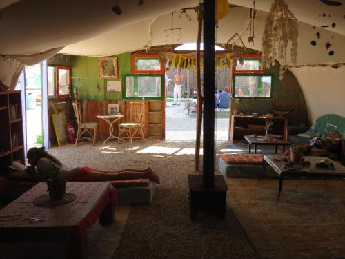 صالة مشتركة/ منطقة التلفزيون, Silent Arrow in متسفيه رامون