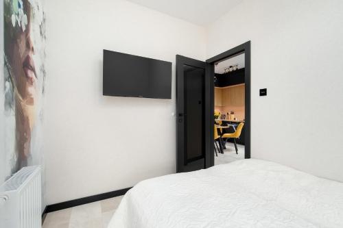 Black and Yellow Apartment in Rzeszów Close to the River with Air Conditioned Living Room by Noclegi Renters - image 5