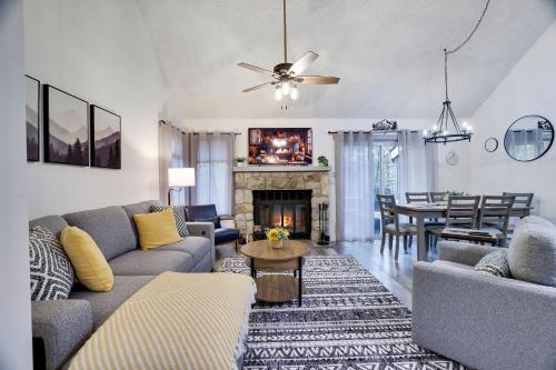 Cozy 2BR Townhouse with Mountain Views & BBQ