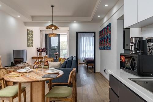 Koplietošanas atpūtas telpa ar TV, Marina Bay One & Two Bedroom Apartment, Swimming pool, gym, workspace ,Wonderiss Homes Westland Livi in Nairobi