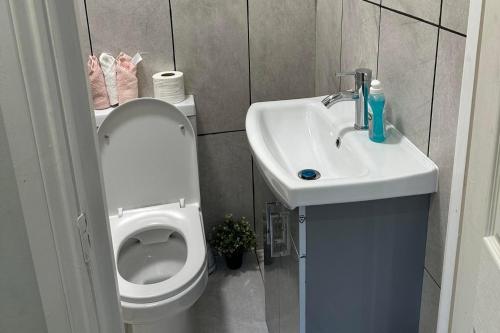 Charming 1-Bed Apartment in London 8 - image 8