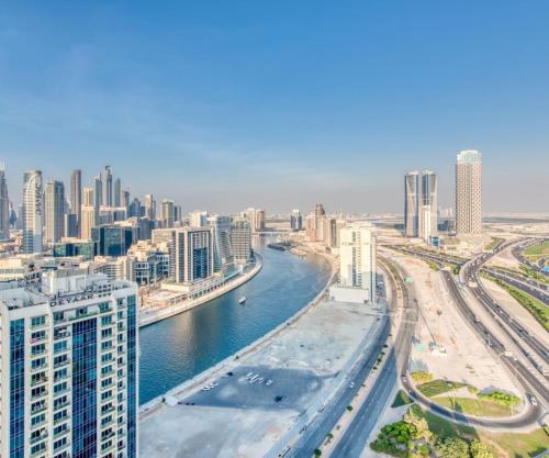 Burj View 1BHK near Down Town - Panoramic Balcony View -Pool and Gym, Dubai (photo 2)