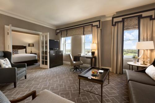 Fairmont Hotel Macdonald - image 4