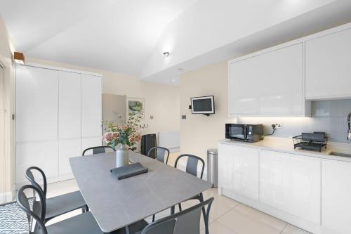 Modern Comfort 2-Bedroom 2-Bathroom House London 