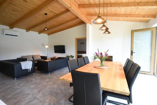 ห้องส่วนกลางสำหรับนั่งเล่น/ดูทีวี, Apartmán Farma Byzhradec (Apartman Farma Byzhradec) in โวเดราดี
