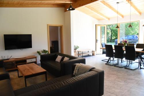 ห้องส่วนกลางสำหรับนั่งเล่น/ดูทีวี, Apartmán Farma Byzhradec (Apartman Farma Byzhradec) in โวเดราดี