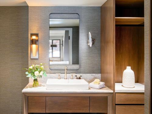 Fairmont Gold One-Bedroom King Suite with Exclusive Lounge and Evening Canapes