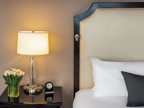 Fairmont San Francisco Room Type - Signature Corner King Room with Skyline View Fairmont San Francisco Room Type - Signature Corner King Room with Skyline View