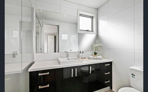 Fürdőszoba, Room in Newport Modern townhouse - Walk to stunning ocean view in Newport