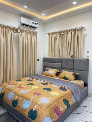 3-in-1 Stylish City Condo with Private Rooftop for Guest and Guest Visitors Only in Amasaman