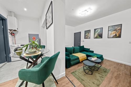 Olive Haus Stylish & Cosy 4BR By AltoLuxo Short Lets & Serviced Accommodation With Free Wifi & Parki in ออลเวย์