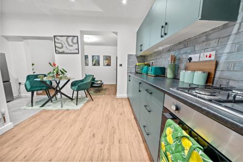 Olive Haus Stylish & Cosy 4BR By AltoLuxo Short Lets & Serviced Accommodation With Free Wifi & Parki in ออลเวย์