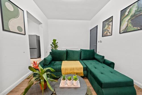 Olive Haus Stylish & Cosy 4BR By AltoLuxo Short Lets & Serviced Accommodation With Free Wifi & Parki in ออลเวย์
