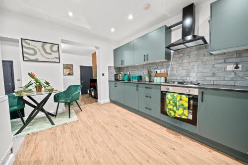 Olive Haus Stylish & Cosy 4BR By AltoLuxo Short Lets & Serviced Accommodation With Free Wifi & Parki in ออลเวย์