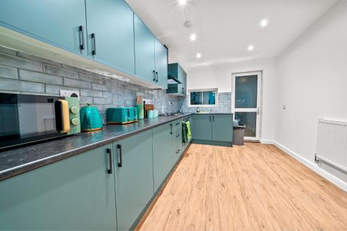 Olive Haus Stylish & Cosy 4BR By AltoLuxo Short Lets & Serviced Accommodation With Free Wifi & Parki in ออลเวย์