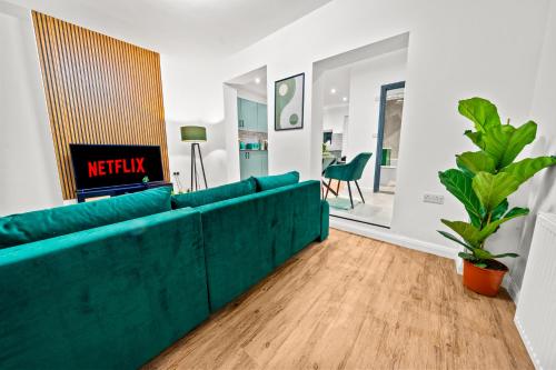 Olive Haus Stylish & Cosy 4BR By AltoLuxo Short Lets & Serviced Accommodation With Free Wifi & Parki in ออลเวย์