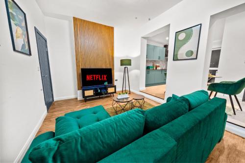 Olive Haus Stylish & Cosy 4BR By AltoLuxo Short Lets & Serviced Accommodation With Free Wifi & Parki in ออลเวย์