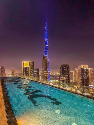 CH Burj Khalifa View Pool 1BR Paramount Escape, Дубай