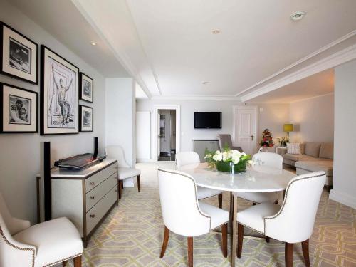 One-Bedroom Suite with Lake View