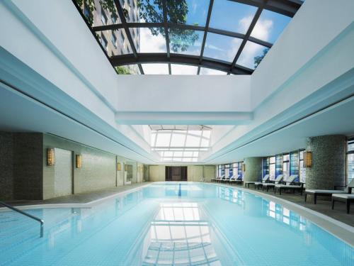 景觀, 上海宏安瑞士大酒店 (Swissotel Grand Shanghai) in 靜安區及上海火車站