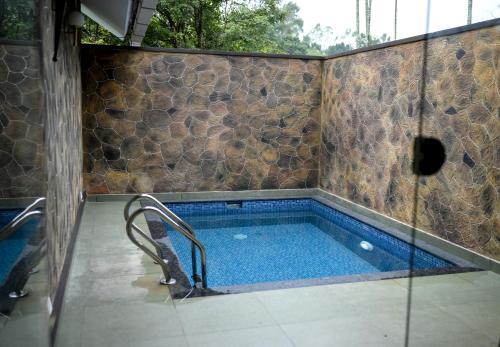 Zwembad, The village vista in Kenichira