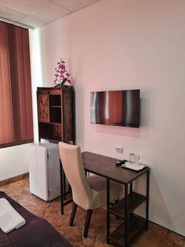 Hotel Montenegro - image 11
