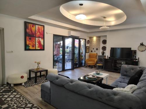 Katata Apartment Spacious House Floor with Terraces, 3 Bedrooms, Parking,Wi-Fi