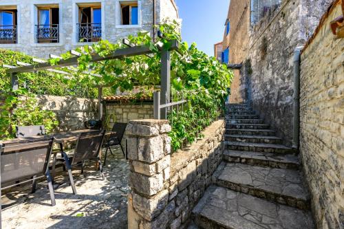 Villa Carla- Istrian Stone Villa with Sea View in 弗爾薩爾
