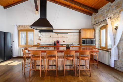 廚房, Villa Carla- Istrian Stone Villa with Sea View in 弗爾薩爾