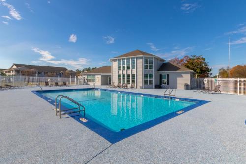Swimming pool, Colony Club Condos near Jack Edwards Airport