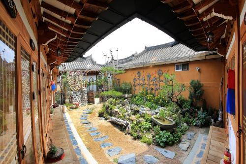 Happiness Full Hanok Guesthouse Jeonju in Чонджу