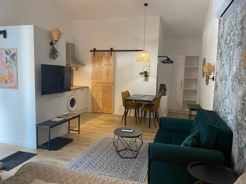 Riverside Apartment, Makó