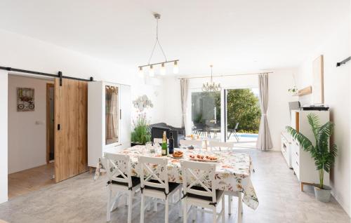 köök, Stunning Home In Sinj in Brnaze