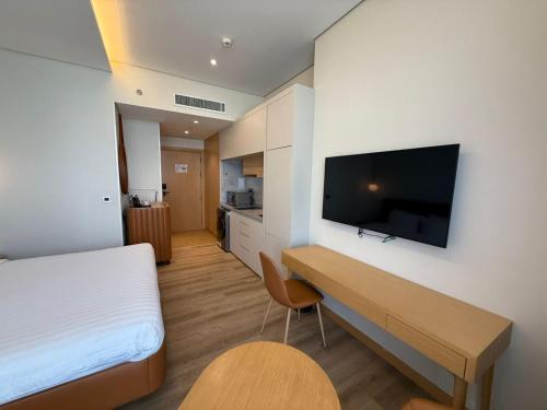 Luxery Hotel Apartment l Branded Residence l JVT, Dubai (photo 7)