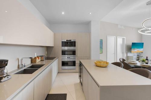 2BR Ocean View Balcony & Pool in Hollywood, USA
