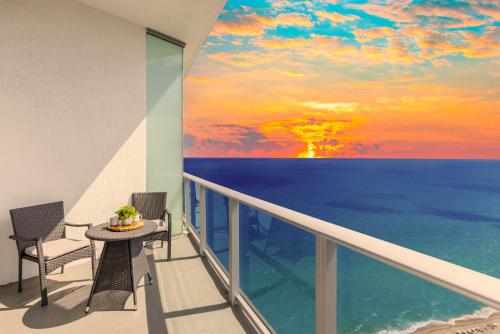 2BR Ocean View Balcony & Pool in Hollywood, USA